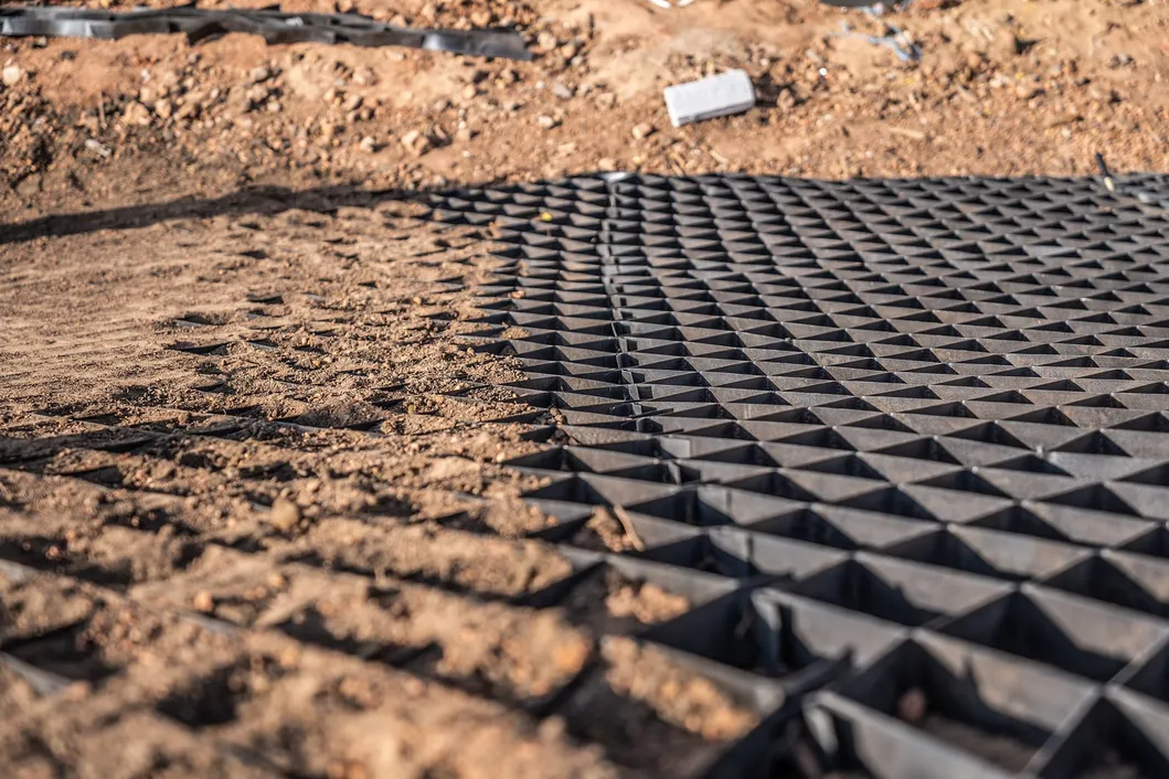 Υψηλό μέλιτο Μαύρο HDPE Geocell Reinforcement Driveway Για οδικά οδοστρώματα Σταθεροποιητής χαλίκις Δίκτυο Στήριξης Τείχους 11