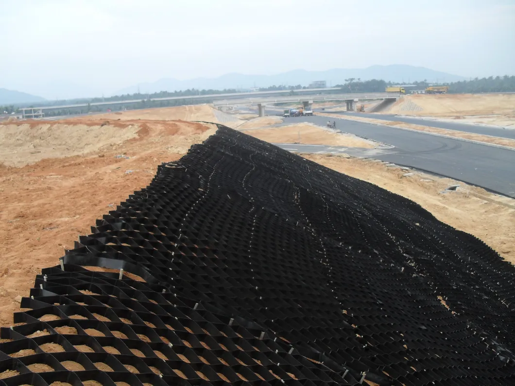 Υφασμένο με τρύπες HDPE Geocell Υψηλό κυτταρικό σύστημα περιορισμού Honeycomb HDPE Geocell για οδικές βάσεις Προστασία κλίσης Πάρκινγκ Οδική οδική οδός Στερεό τοίχος 8