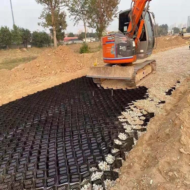Ενισχυμένα τείχη στήριξης όχθης HDPE γεωκύτταρα οδική επιφάνεια ενισχυμένη σταθεροποίηση εδάφους γεωκύτταρα ποταμού