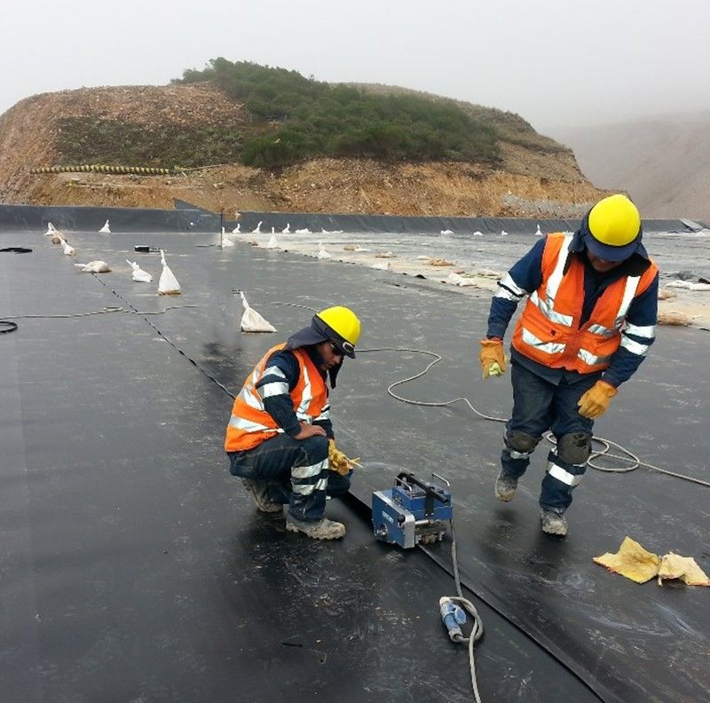 Πολυαιθυλένιο υψηλής πυκνότητας HDPE Γεωμεμβράνες Μαύρες ανθεκτικές στις ακτινοβολίες επενδύσεις Πολυαιθυλένιο επενδύσεις λιμνών για την κάλυψη των χωματεριών Πέλτος 1,5 mm